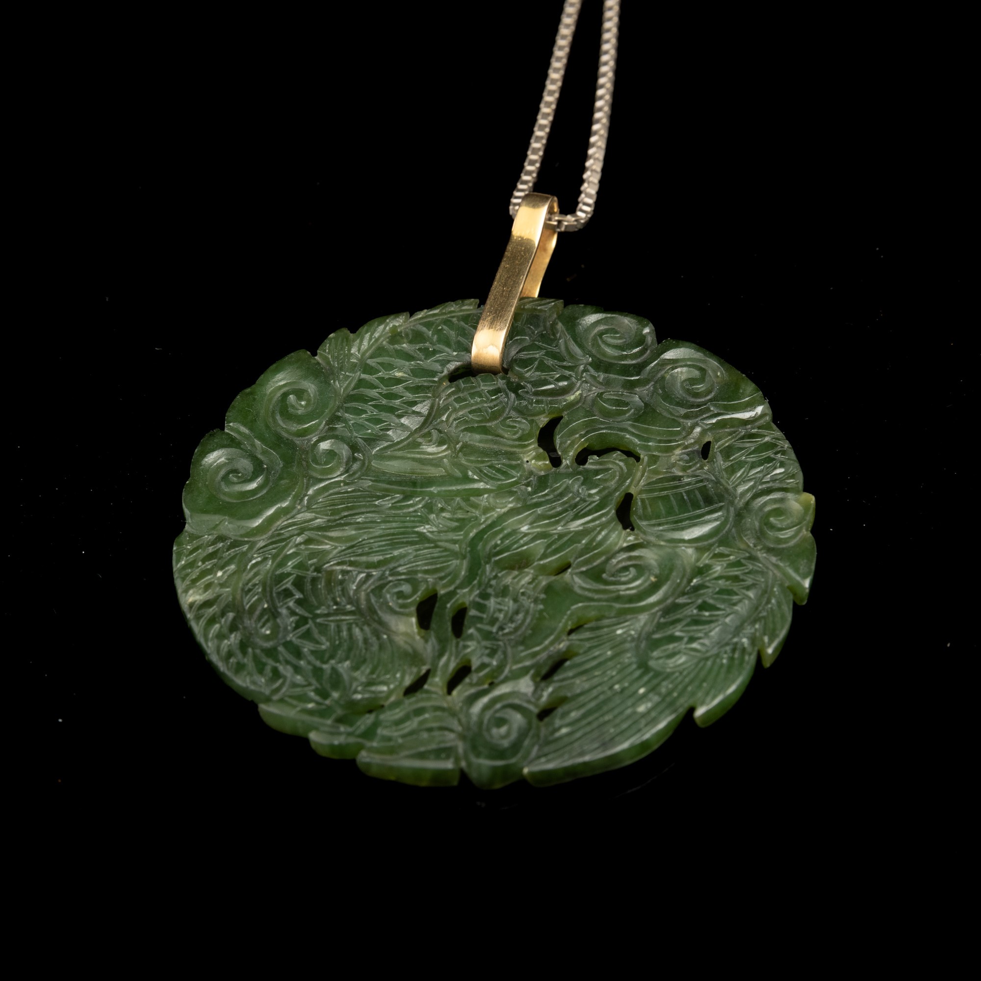 Collana con medaglione in giada verde raffigurante drago traforato, Cina, Dinastia Qing, XIX seco...