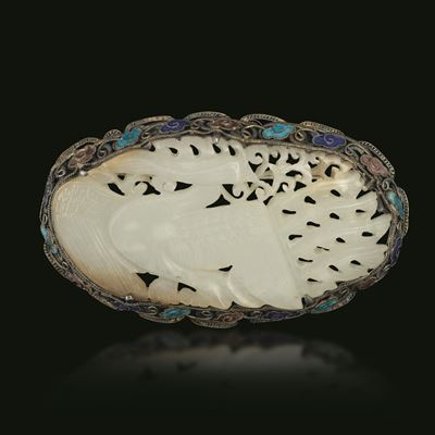 Spilla in giada bianca traforata con montatura in argento e smalto, Cina, Dinastia Qing (XIX seco...
