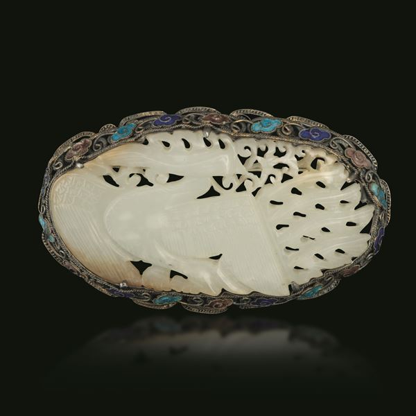 Spilla in giada bianca traforata con montatura in argento e smalto, Cina, Dinastia Qing, XIX secolo