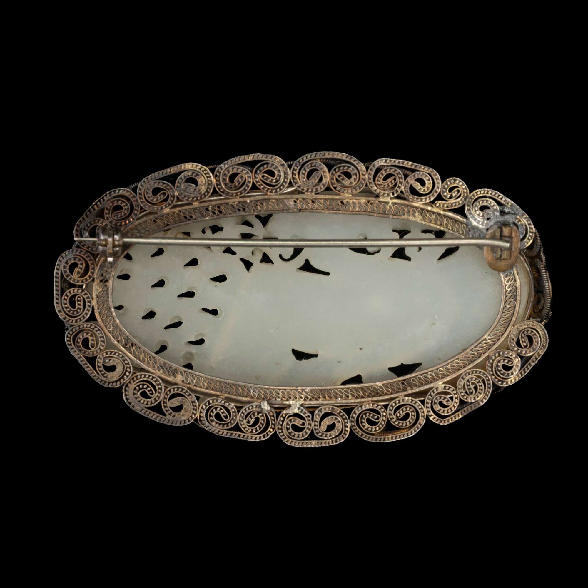 Spilla in giada bianca traforata con montatura in argento e smalto, Cina, Dinastia Qing (XIX seco...