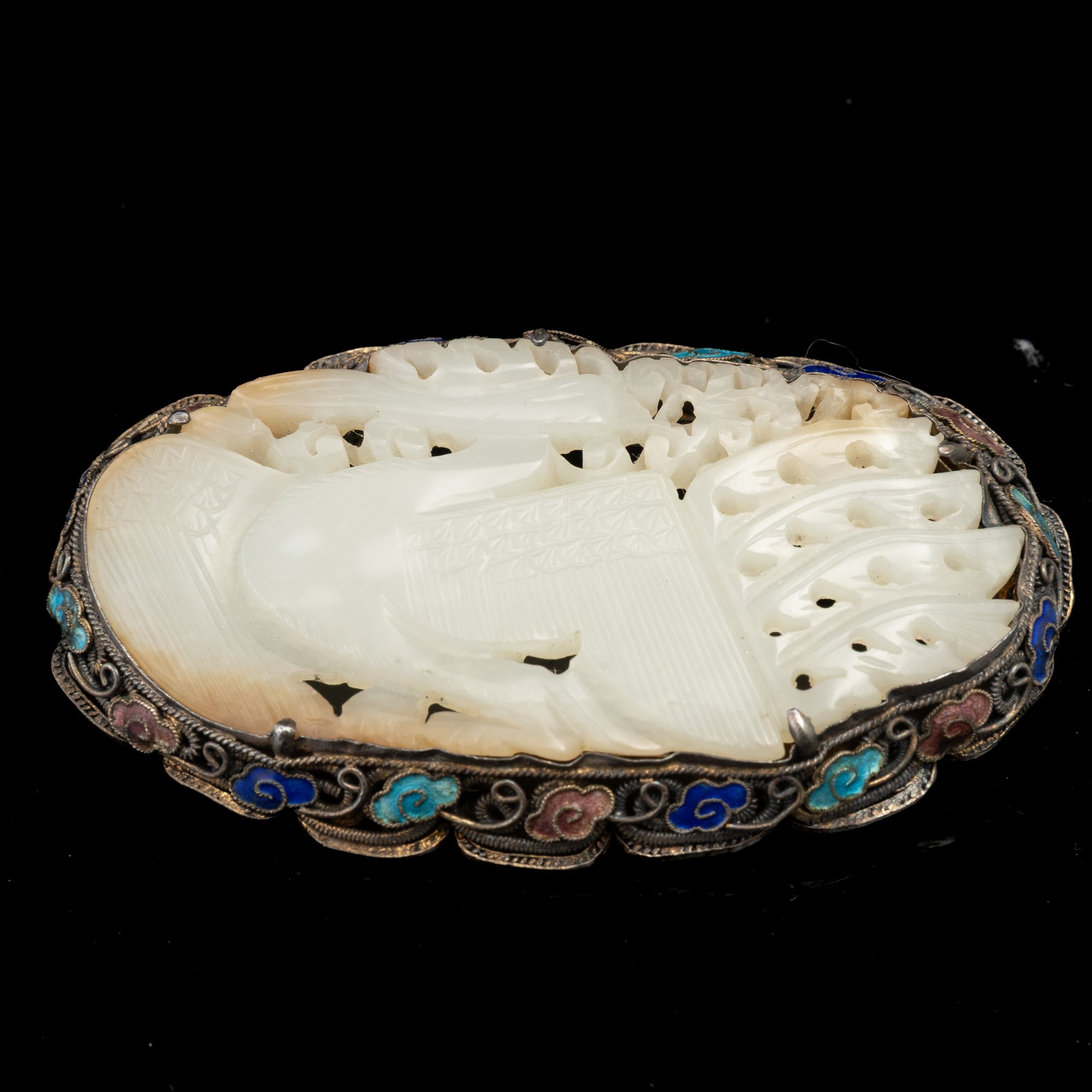 Spilla in giada bianca traforata con montatura in argento e smalto, Cina, Dinastia Qing (XIX seco...