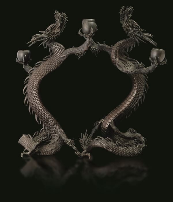 Coppia di portacandele raffiguranti draghi in bronzo, Giappone, periodo Meiji (1868-1912)