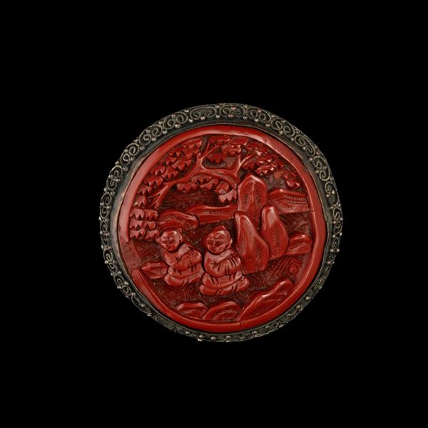 Spilla con medaglione in lacca rossa raffigurante scena di vita comune, Cina, XX secolo