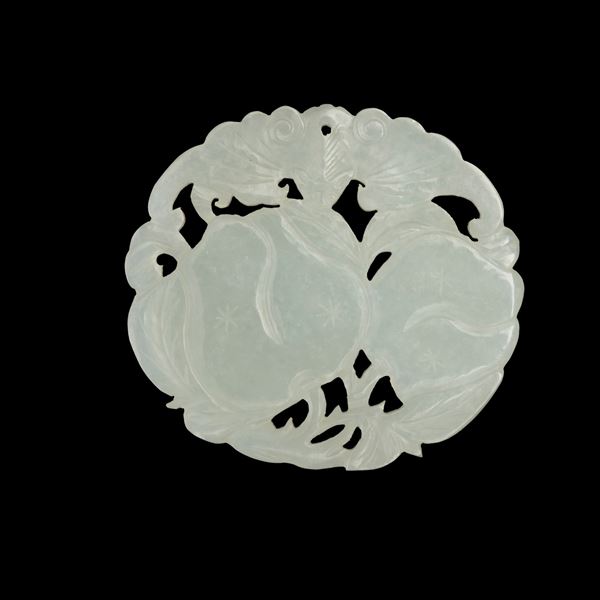 Elemento in giada bianca traforato raffigurante pipistrello, Cina, Dinastia Qing, XIX secolo
