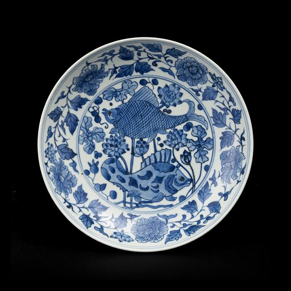 Piatto in porcellana bianca e blu raffigurante pesci, Cina, Dinastia Qing, XIX secolo