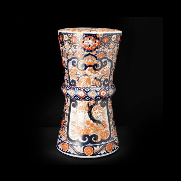 Vaso in porcellana Imari con decori a motivi floreali, Giappone, periodo Edo (1868-1912)