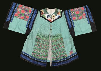 Cina, Abito in seta a fondo verde acqua con decori floreali ricamati, Dinastia Qing, XIX secolo