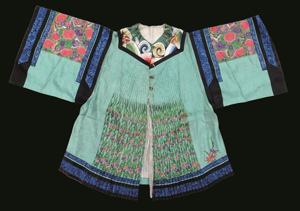 Abito in seta a fondo verde acqua con decori floreali ricamati, Cina, Dinastia Qing, XIX secolo