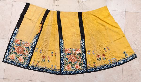 Abito in seta ricamato a fondo giallo con decori floreali, Cina, XX secolo