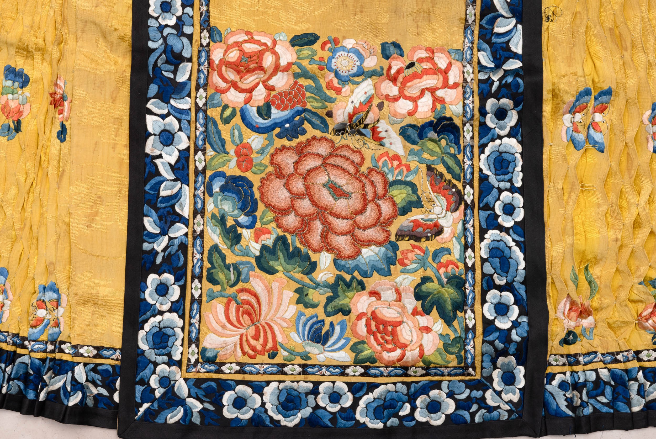 Cina, Abito in seta ricamato a fondo giallo con decori floreali, XX secolo