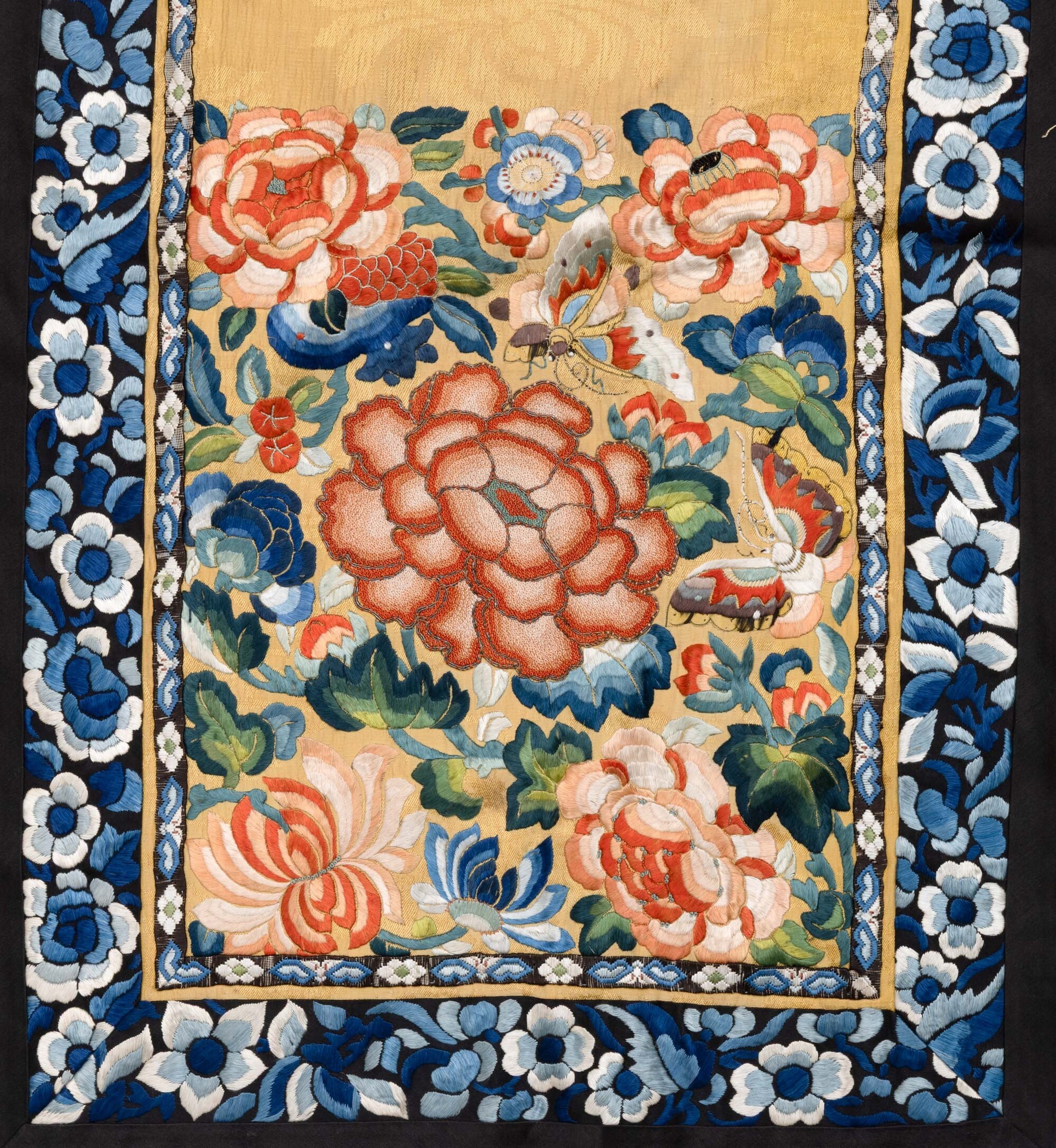 Cina, Abito in seta ricamato a fondo giallo con decori floreali, XX secolo