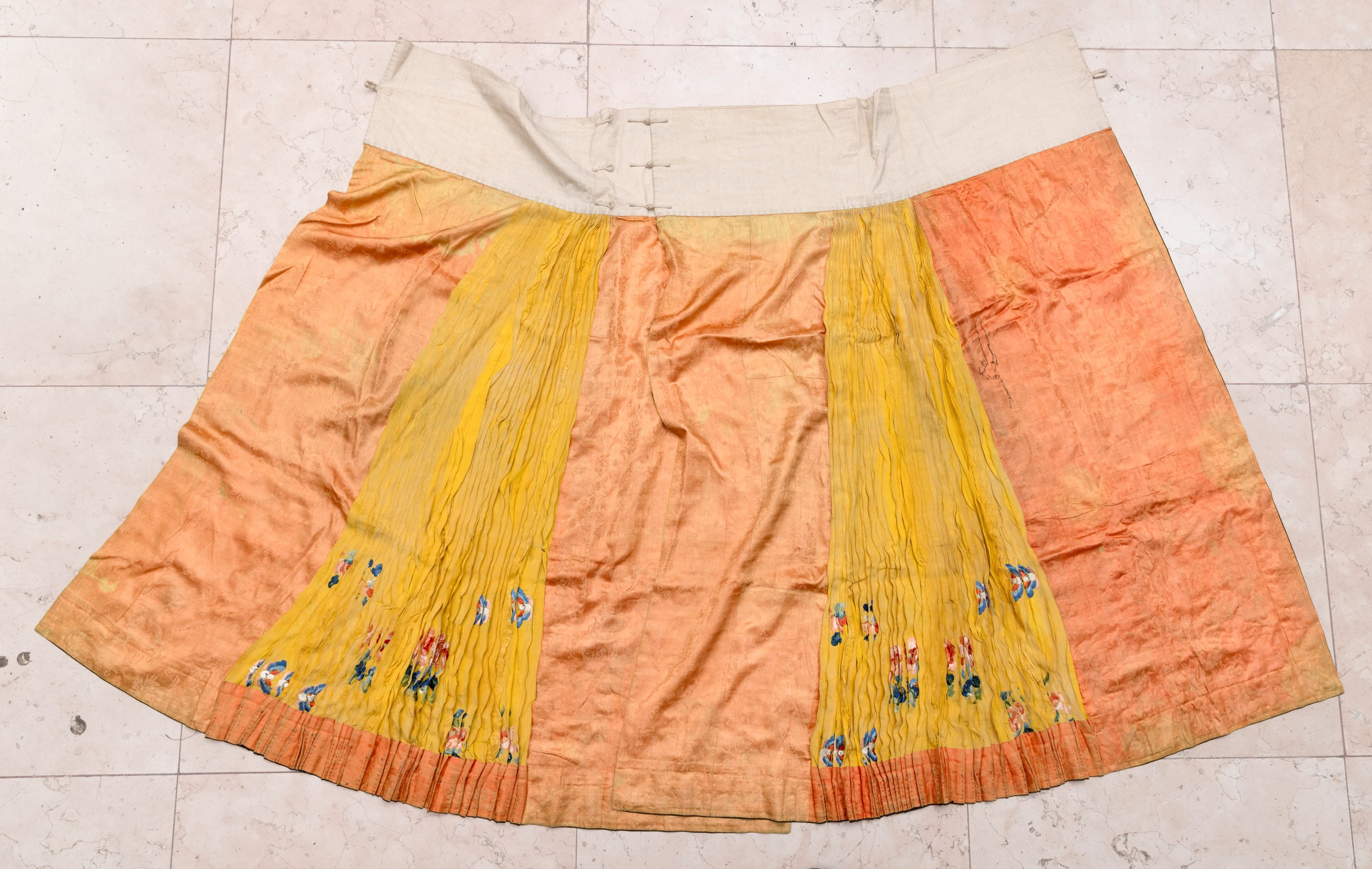 Cina, Abito in seta ricamato a fondo giallo con decori floreali, XX secolo