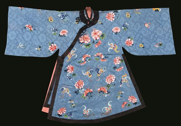 Abito in seta a fondo blu con decori a motivi floreali ricamati, Cina, Dinastia Qing, XIX secolo