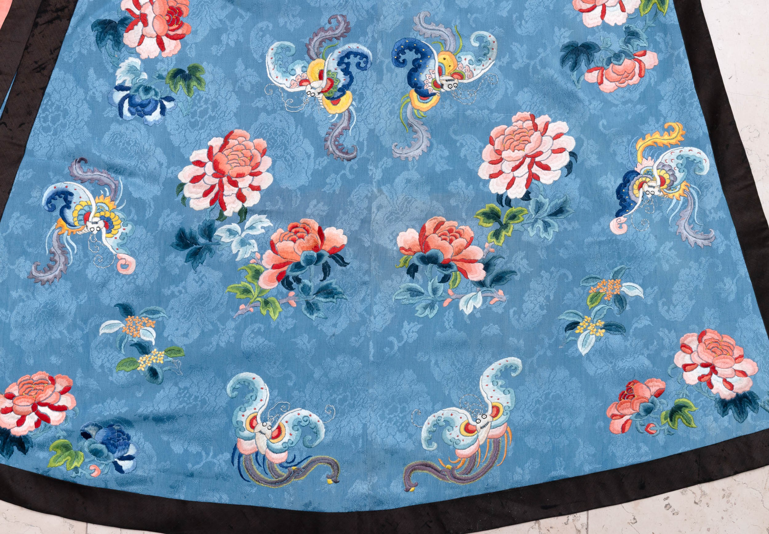 Cina, Abito in seta a fondo blu con ricami floreali, Dinastia Qing, XIX secolo