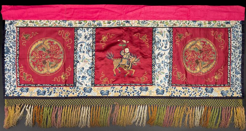 Stoffa in seta ricamata raffigurante guerriero e Cane di Pho, Cina, XIX secolo  - Auction Asian Art - Cambi Casa d'Aste
