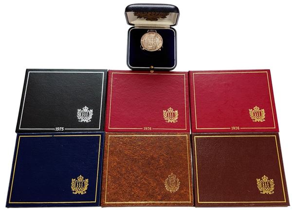 San Marino 1975-1980: 7 confezioni contenenti altrettante monete celebrative FdC argento (4 X 500 + 3 X 1000 Lire).