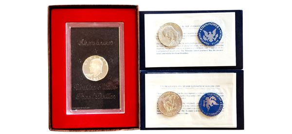 USA 1971-1974: tre monete Silver Eisenhower dollar, due Fior di Conio e una Fondo Specchio (proof) in argento in confezione originale.