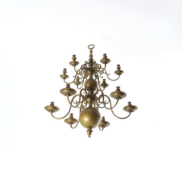 Lampadario in ottone a dodici luci. XX secolo