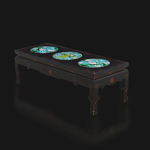 Tavolo basso in legno Famiglia Rosa con decori a motivi floreali, Cina, Dinastia Qing, XIX secolo