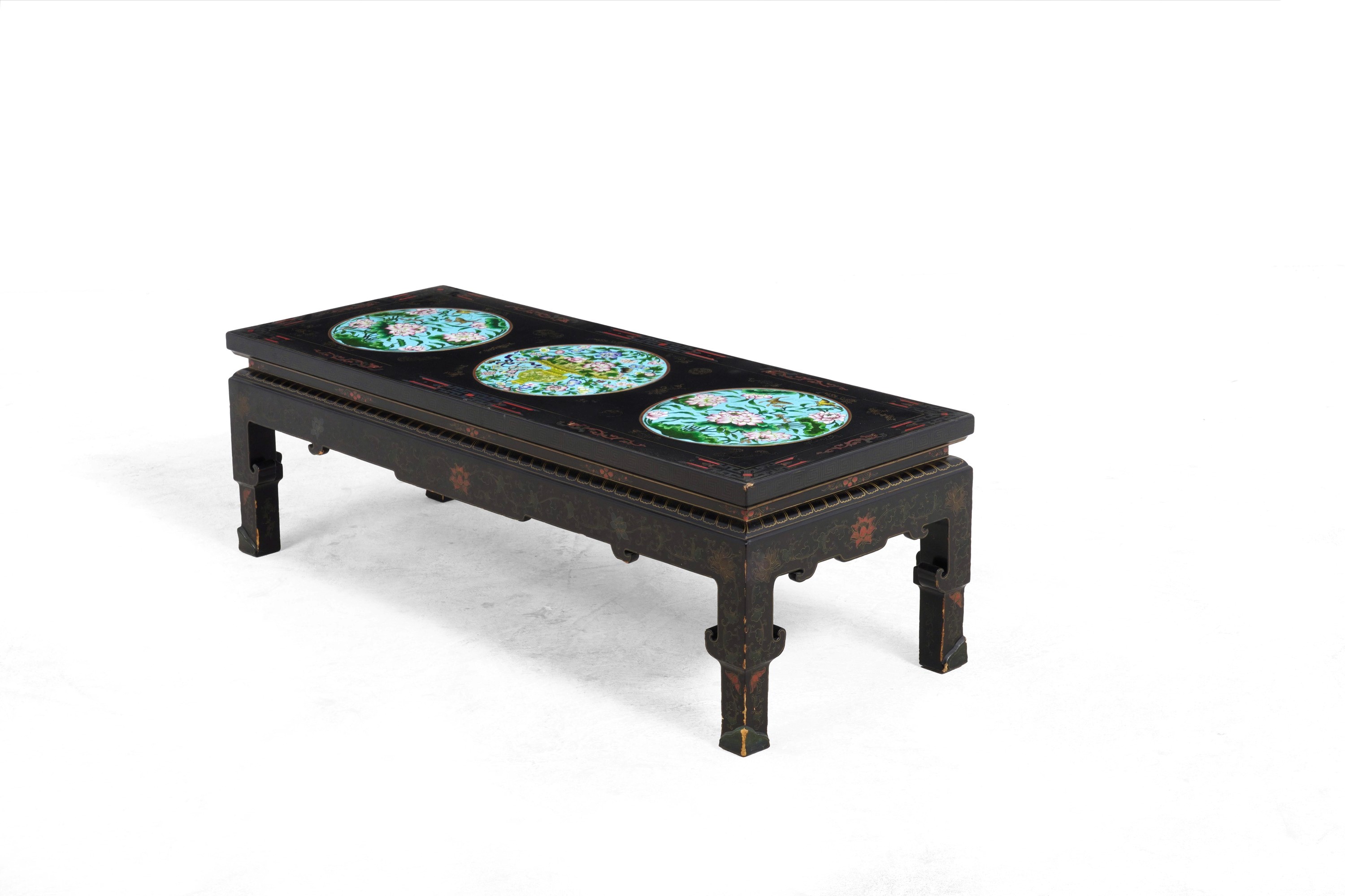 Famiglia Rosa, Tavolo basso con decori floreali, Cina, Dinastia Qing, XIX secolo