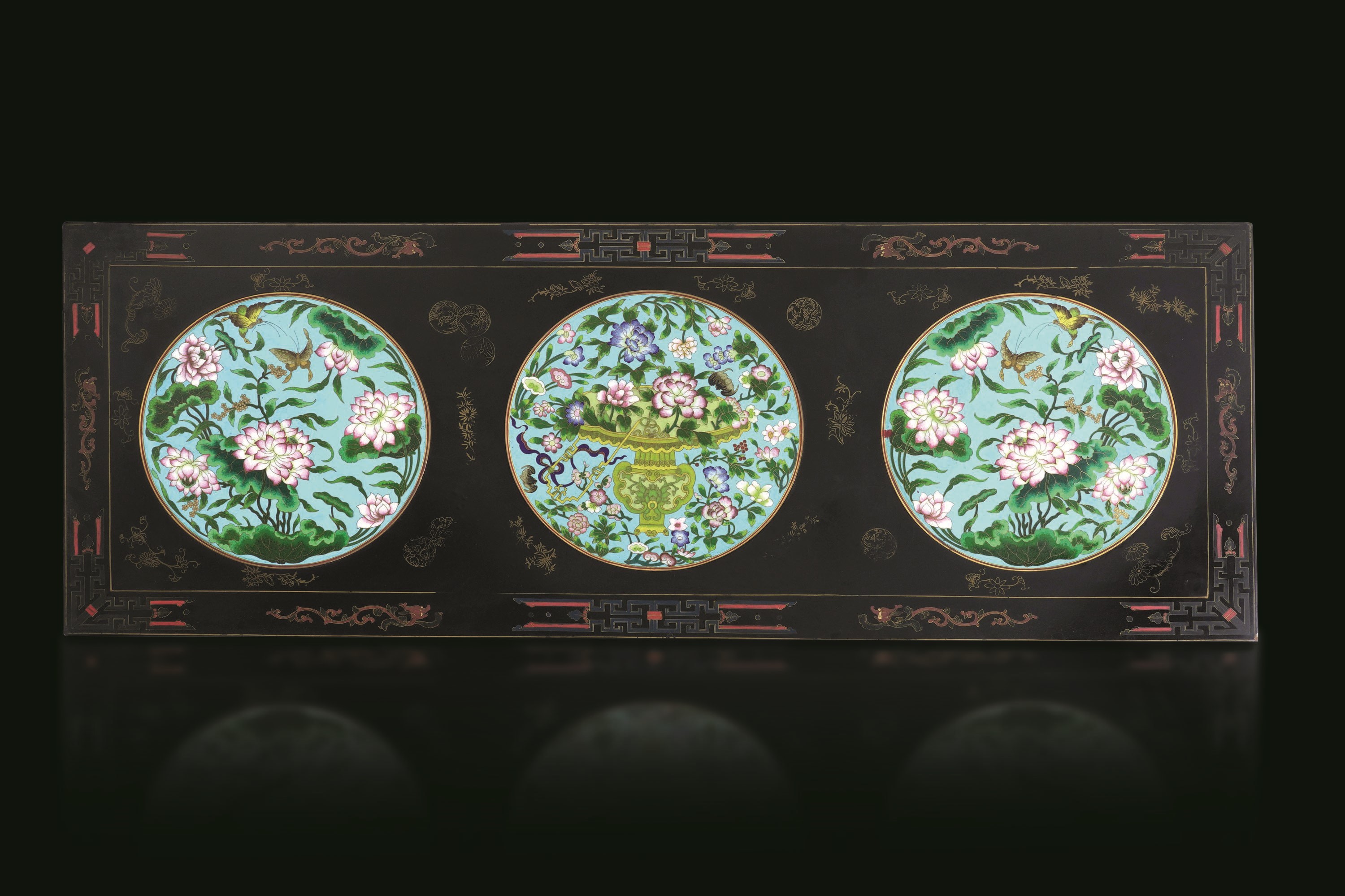 Famiglia Rosa, Tavolo basso con decori floreali, Cina, Dinastia Qing, XIX secolo