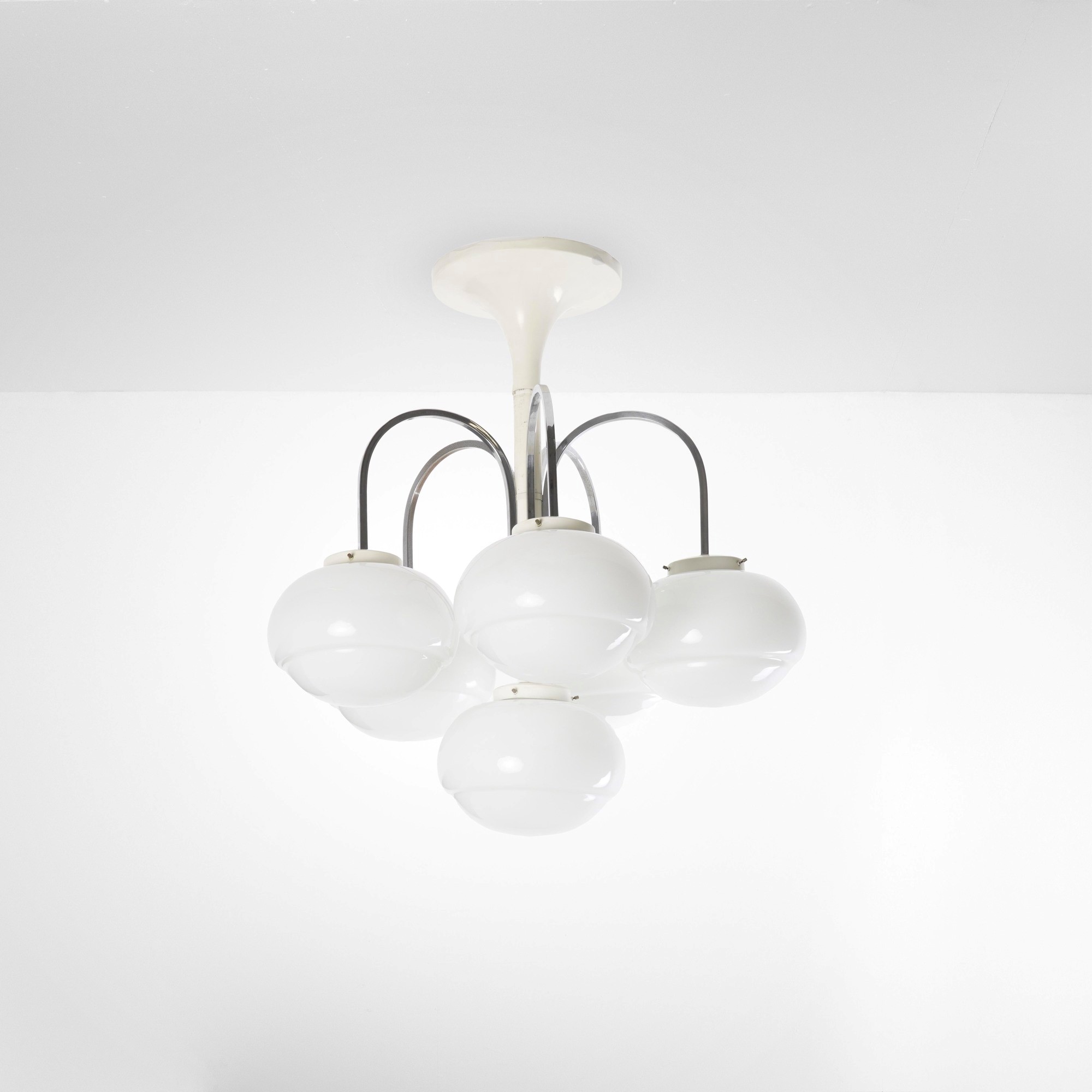 Lampada a sospensione in metallo laccato e cromato con diffusori in vetro opalino, Italia, circa ...