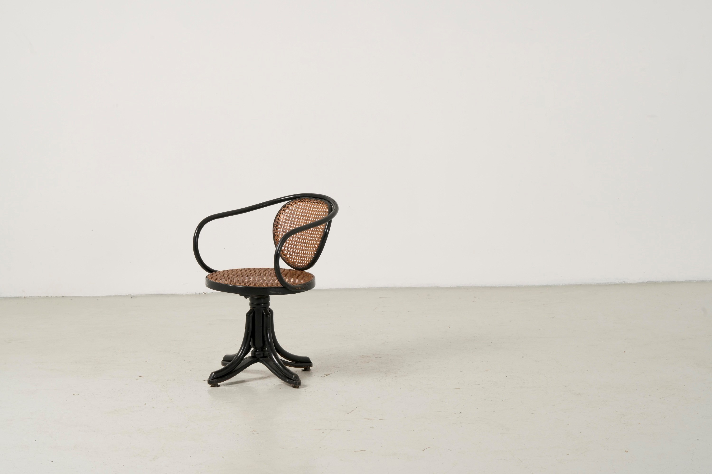 Poltrona Girevole Ebanizzata Stile Thonet