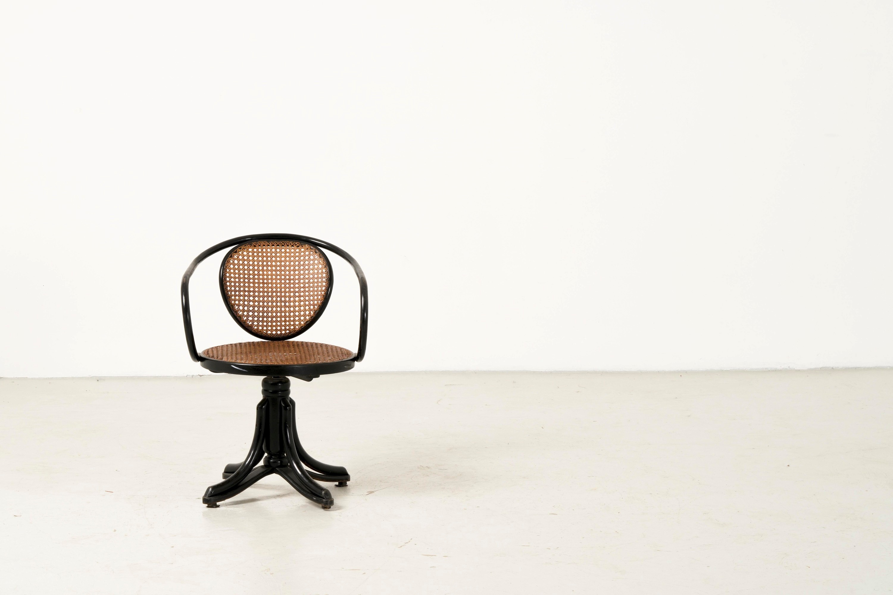 Poltrona Girevole Ebanizzata Stile Thonet