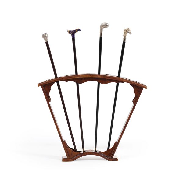 Quattro bastoni e un portabastoni