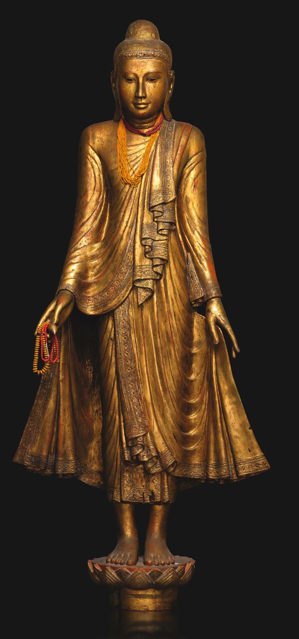 Monumentale figura di Buddha stante su fiore di loto in legno dorato con inserti in pietre dure, Birmania, XIX secolo