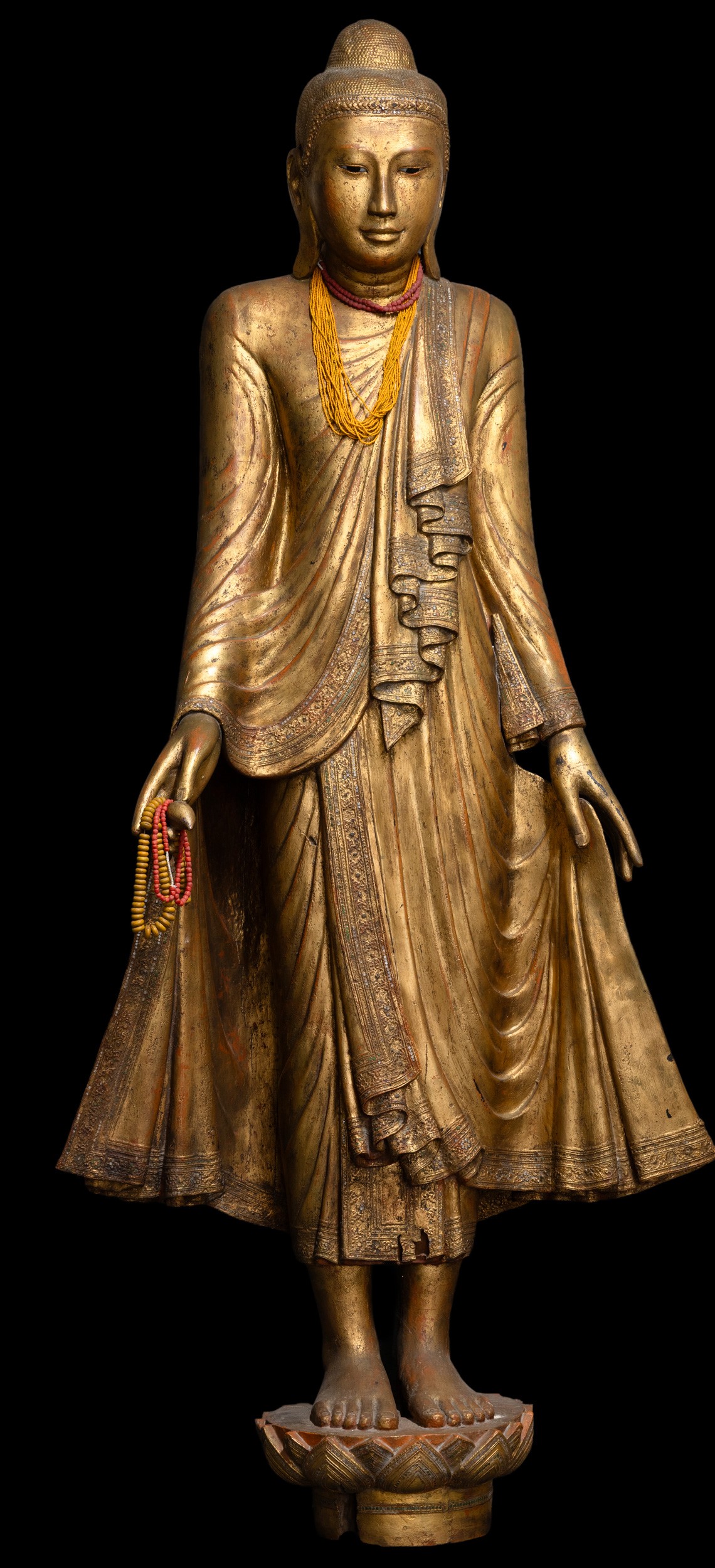 Figura di Buddha stante su fiore di loto, legno dorato con inserti in pietre dure, Birmania, XIX ...