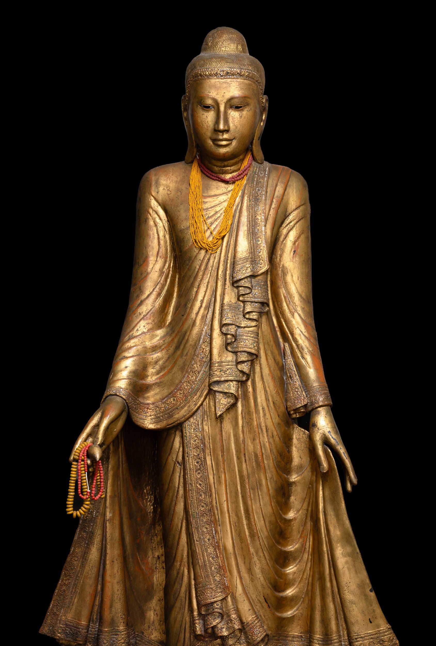 Figura di Buddha stante su fiore di loto, legno dorato con inserti in pietre dure, Birmania, XIX ...