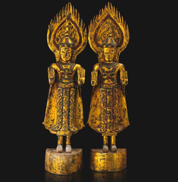 Coppia di figure di Bodhisattva stanti in legno dorato con tracce di monocromia, Birmania, XVIII secolo