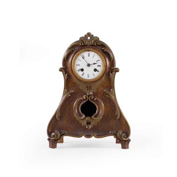 Pendola da tavolo in legno intagliato. XX secolo