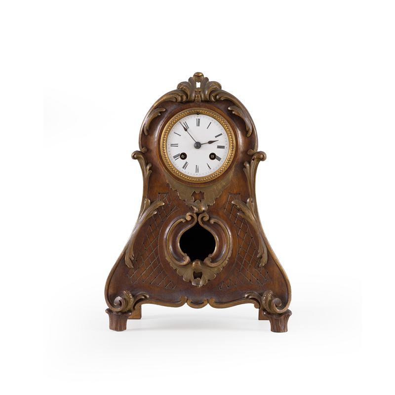 Pendola da tavolo in legno intagliato. XX secolo  - Auction Antiques - Cambi Casa d'Aste