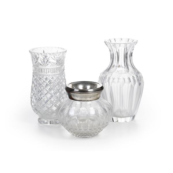 Tre diversi vasi da fiori in vetro