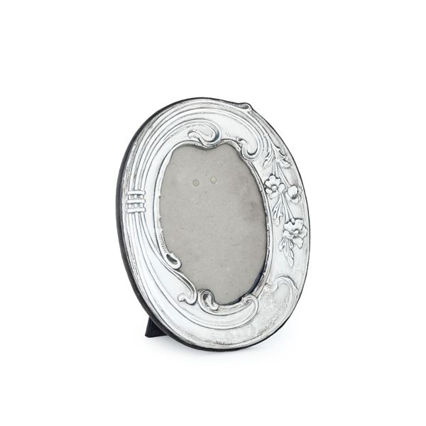 Cornice ovale. Argenteria italiana del XX secolo