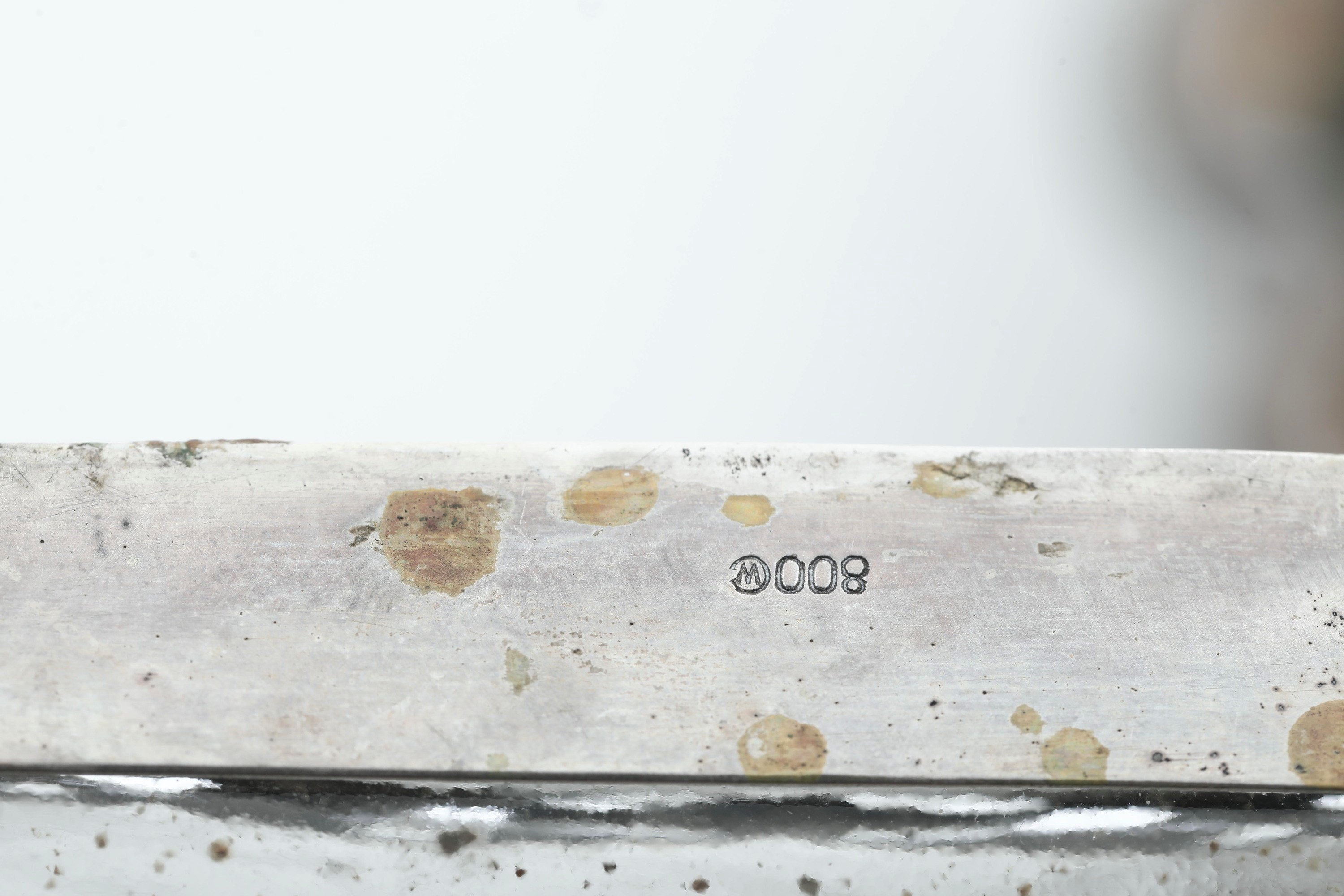 Oggetti decorativi, bottiglia in vetro molato con ghiere in argento, scatolina incisa e conchigli...