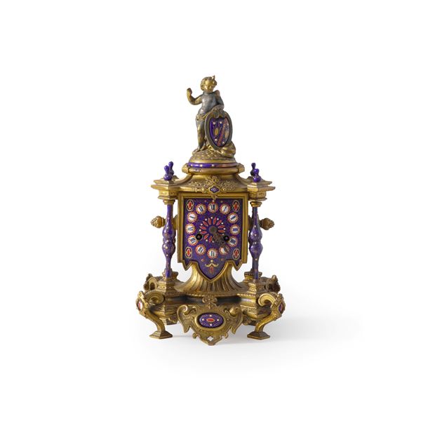 Orologio da tavolo in metallo dorato e smalti. XIX-XX secolo