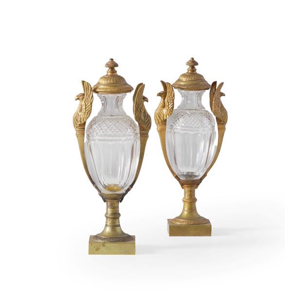 Coppia di anfore in vetro molato e bronzo dorato. XX secolo