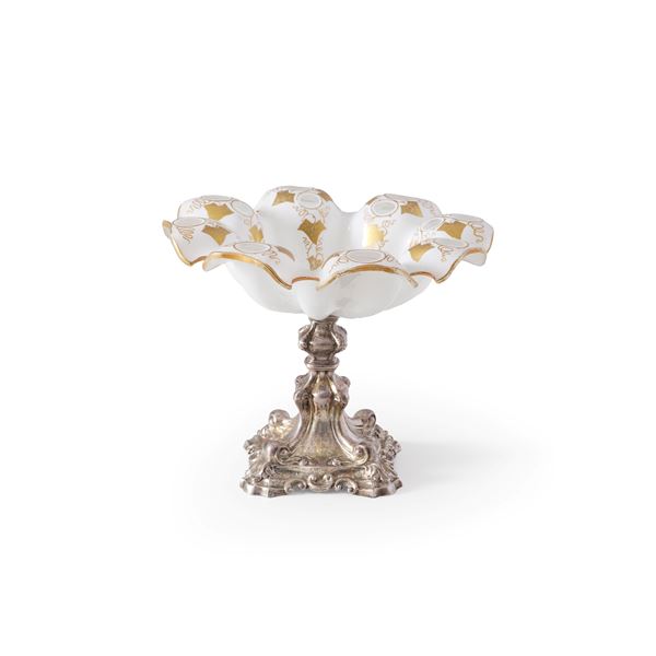 Alzatina in metallo argentato e vetro opalino. XX secolo