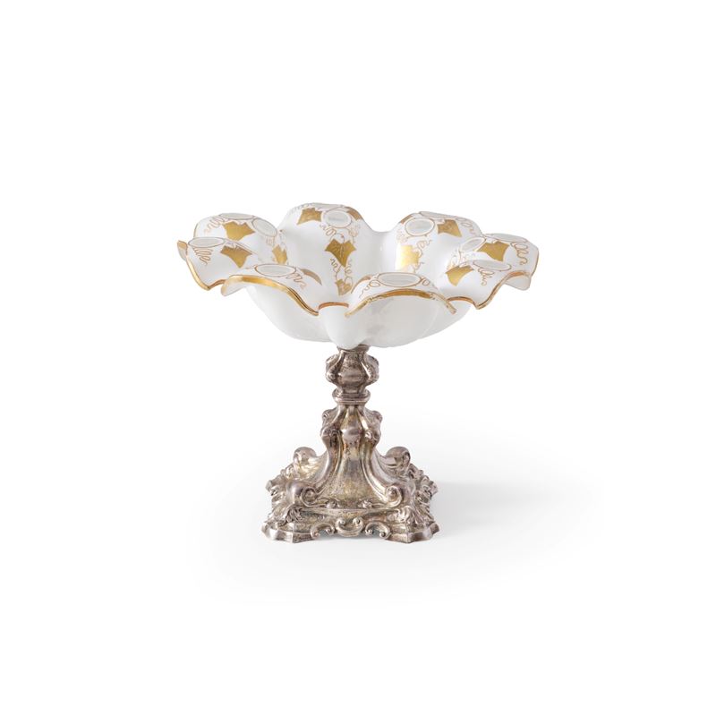 Alzatina in metallo argentato e vetro opalino. XX secolo  - Auction Antiques - Cambi Casa d'Aste
