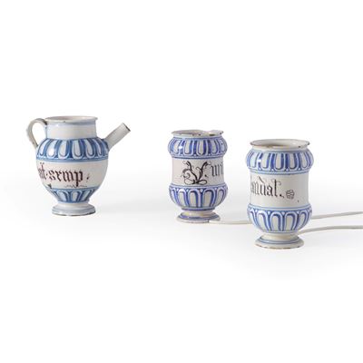 Albarelli e orciolo, maiolica, Italia del nord, XVIII secolo
