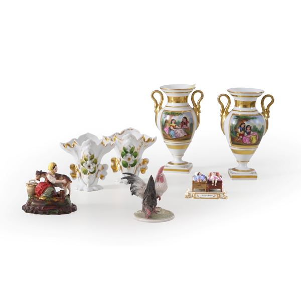 Due coppie di vasi e tre gruppi, XIX e XX secolo.