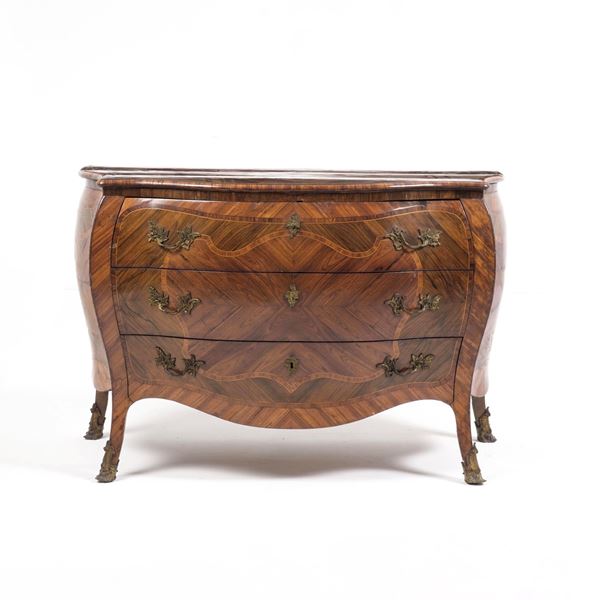 Comò Luigi XV lastronato ed intarsiato. XVIII secolo