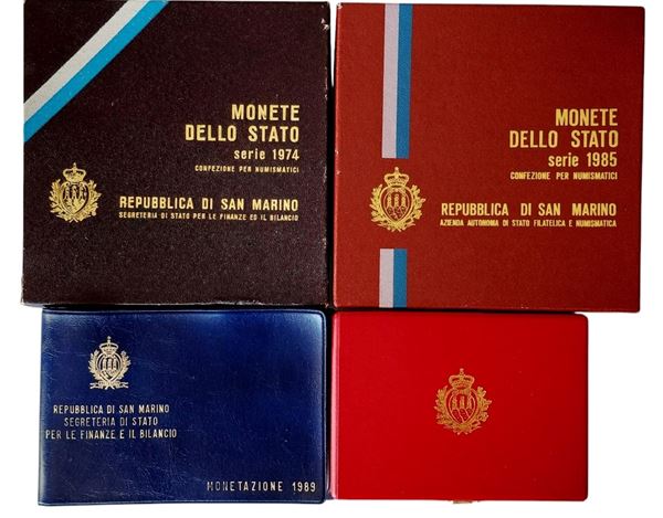 San Marino 1974-1989. Lotto composto da 4 confezioni originali (3 divisionali FdC e un dittico di medaglie) contenente 2 monete e una medaglia in argento.