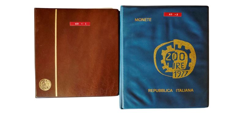 Italia 1969-1983: 2 raccoglitori contenenti 18 divisionali FdC e monetazione sciolta in Lire da 1...