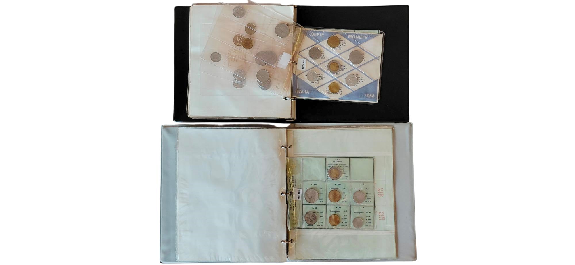 Italia 1969-1983: 2 raccoglitori contenenti 18 divisionali FdC e monetazione sciolta in Lire da 1...