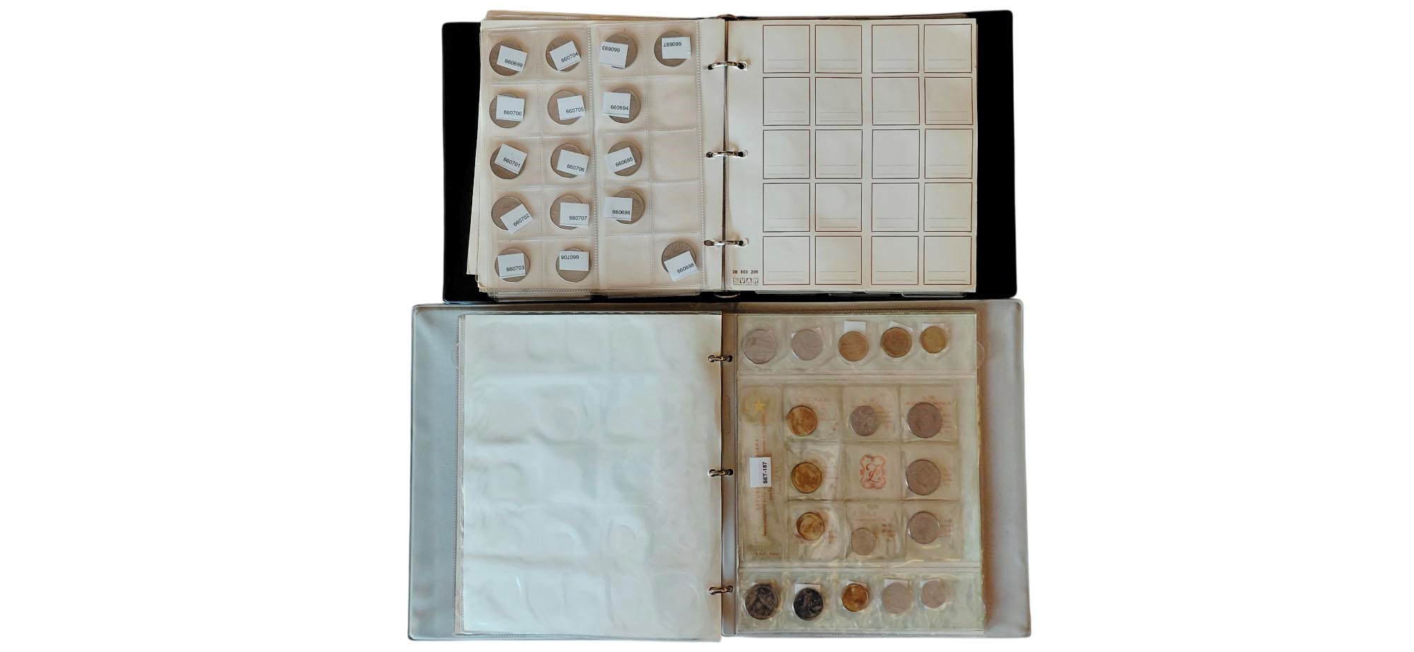 Italia 1969-1983: 2 raccoglitori contenenti 18 divisionali FdC e monetazione sciolta in Lire da 1...