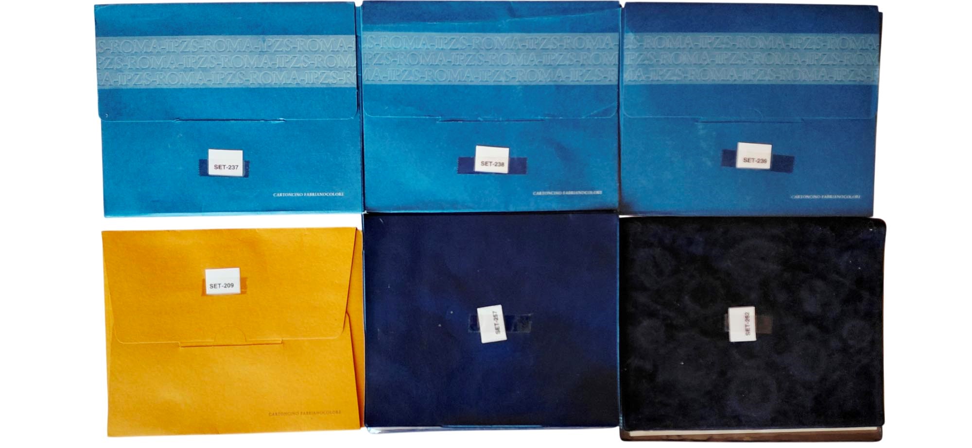 Italia 1980-1988. 6 divisionali ufficiali Fior di Conio con 9 monete d’argento complessive.